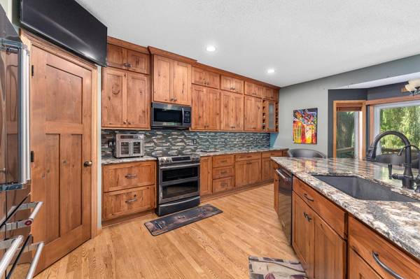 1517 Deerwood BND, Eagan, MN 55122