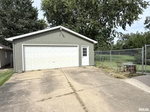 597 E 4TH ST, Galesburg, IL 61401