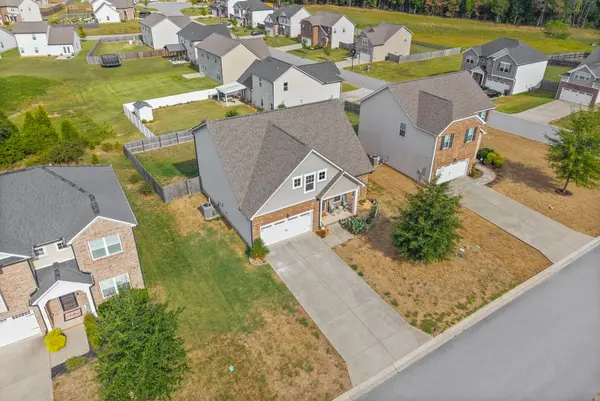 402 Barbaro Ct, Burns, TN 37029