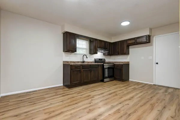 2727 W Nichols ST, Springfield, MO 65803