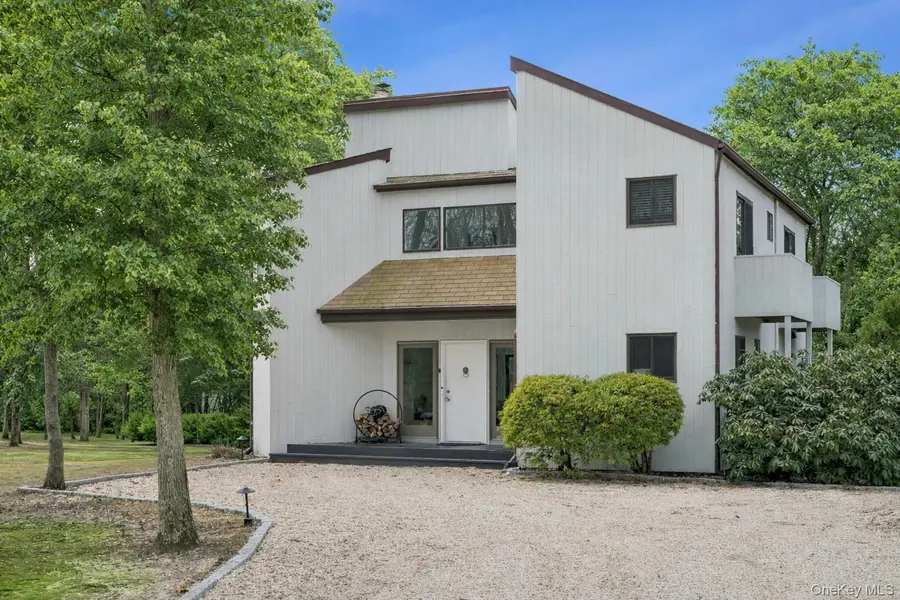 15 N Quarter RD, Westhampton, NY 11977