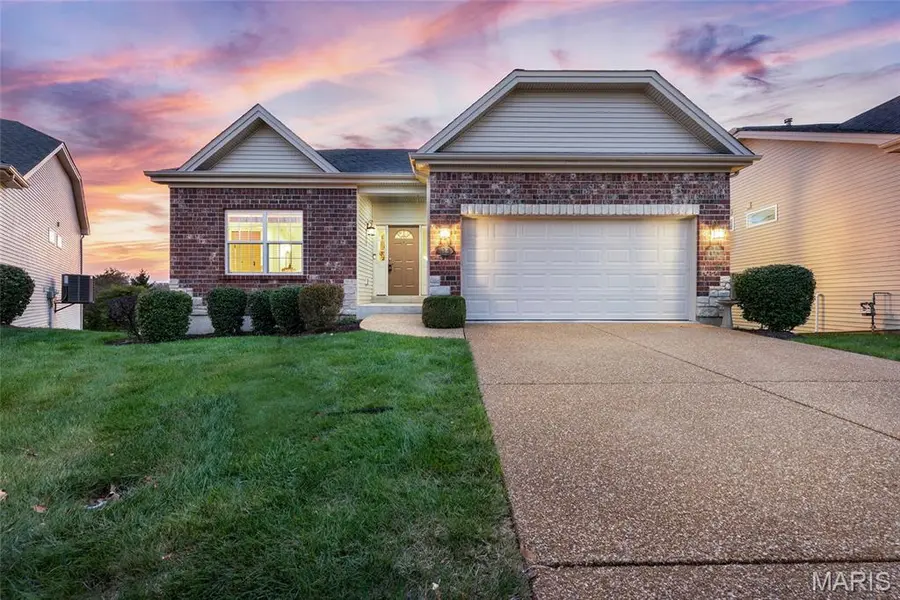 1216 Emerald Gardens DR, St Peters, MO 63376