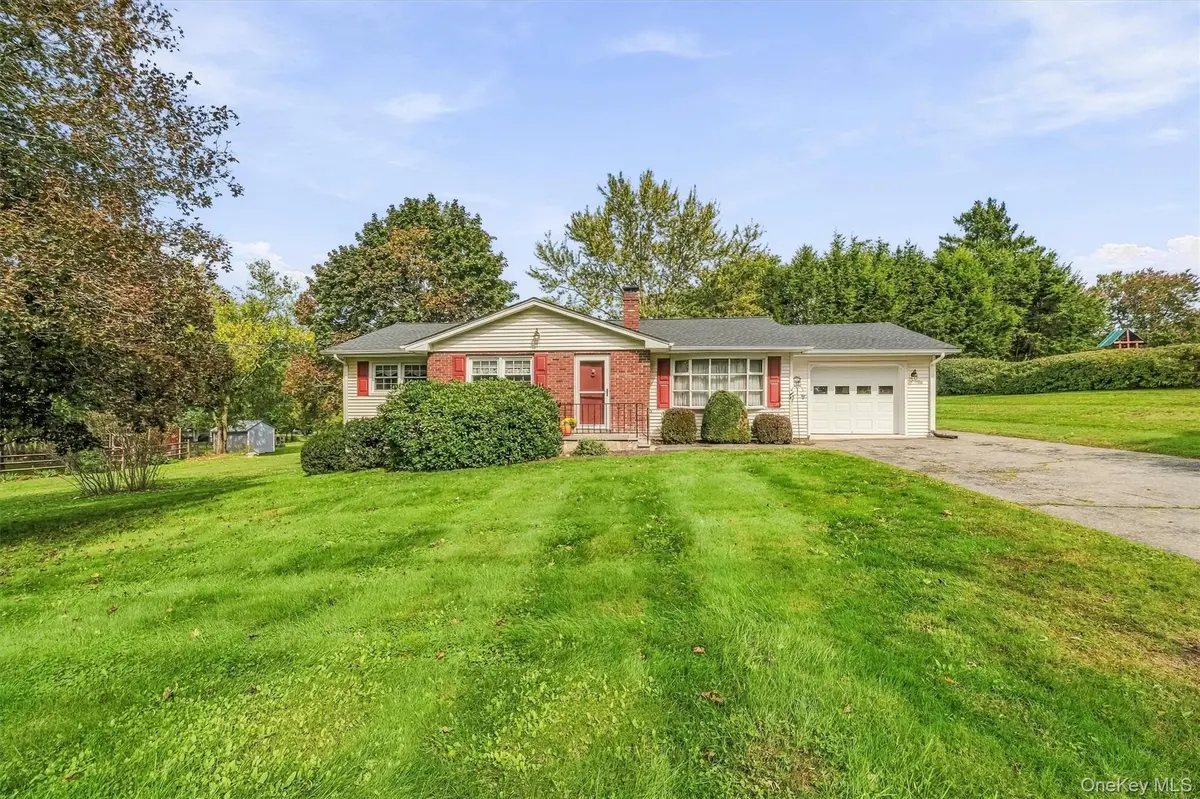 38 Blossom LN, Wallkill, NY 12589