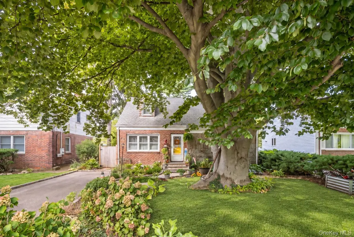 38 Middle Neck RD, Port Washington, NY 11050