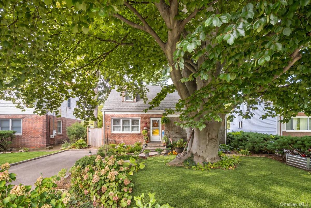 38 Middle Neck RD, Port Washington, NY 11050