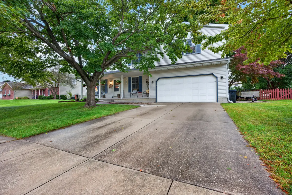 1208 Royal Pointe DR, Bloomington, IL 61704