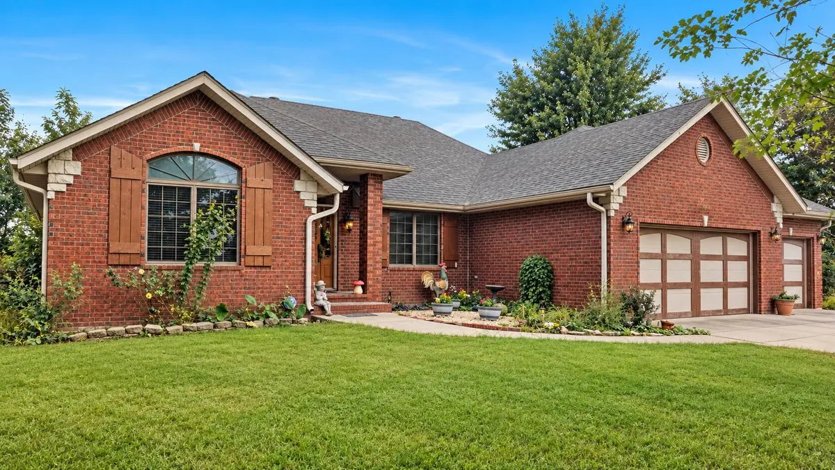 588 E Southernview RD, Ozark, MO 65721