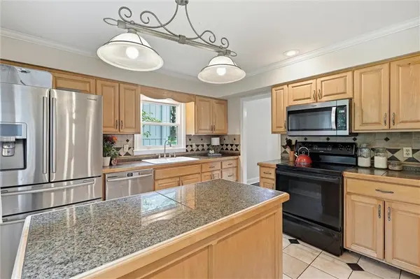 12903 W 77th TER, Lenexa, KS 66216