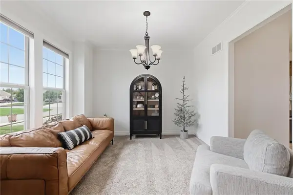 114 S Eastglen DR, Raymore, MO 64083