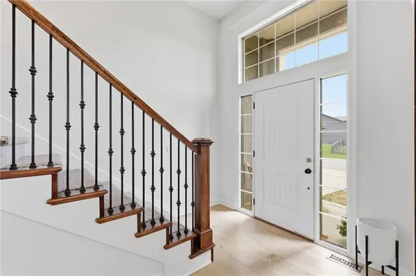 114 S Eastglen DR, Raymore, MO 64083