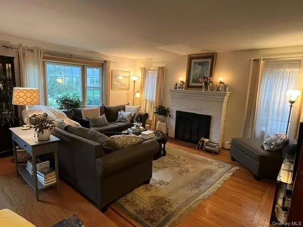 27 Rose ST, Islip, NY 11751