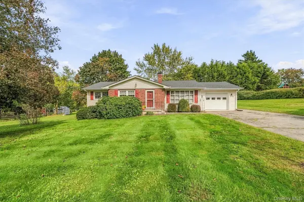 38 Blossom LN, Wallkill, NY 12589