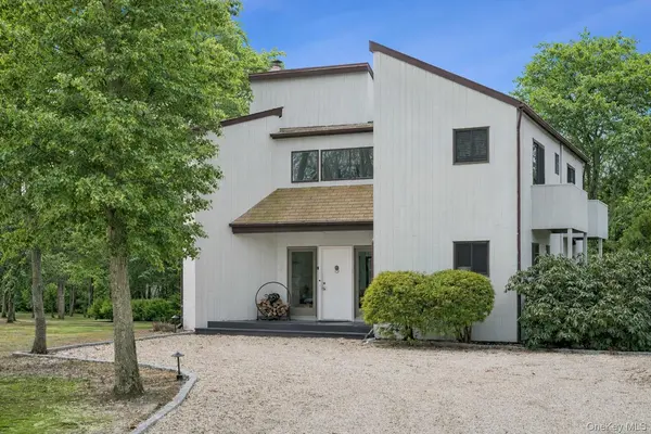 15 N Quarter RD, Westhampton, NY 11977