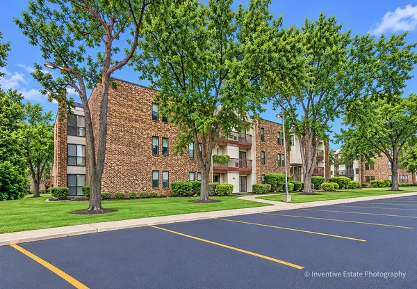 2212 Country Club DR #4, Woodridge, IL 60517