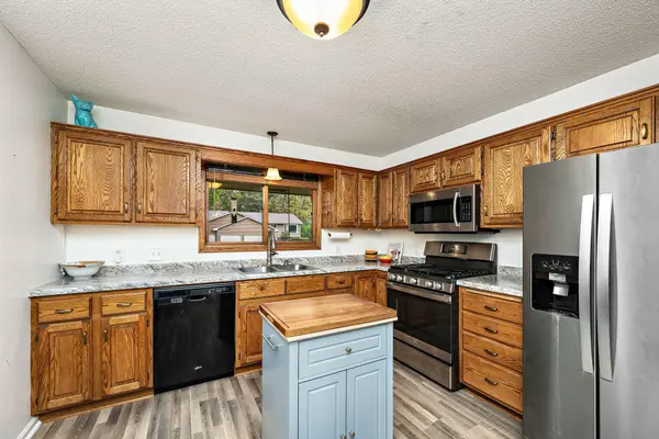 631 Bighorn DR, Chanhassen, MN 55317