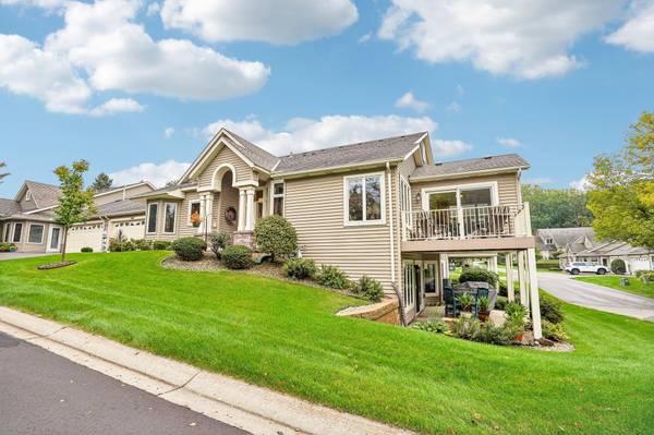 994 Stratford LN W, Burnsville, MN 55337