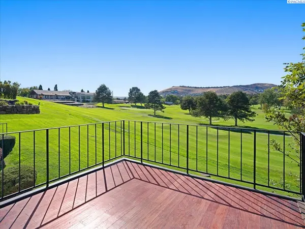2009 Fairway Dr, Richland, WA 99352