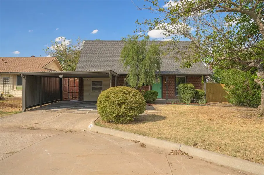 715 Harmon CIR, Moore, OK 73160