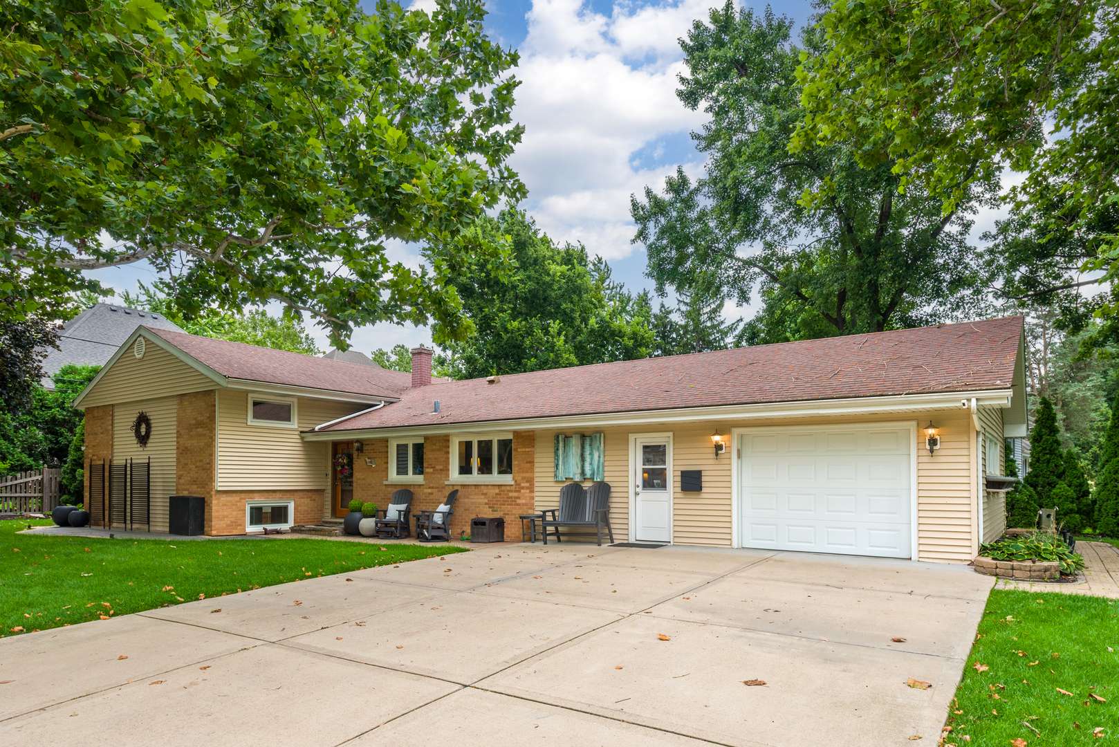 220 E Hillside RD, Naperville, IL 60540