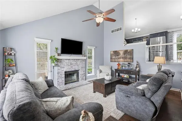 824 SE 10th TER, Lee's Summit, MO 64081