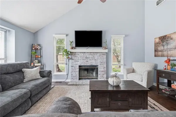 824 SE 10th TER, Lee's Summit, MO 64081
