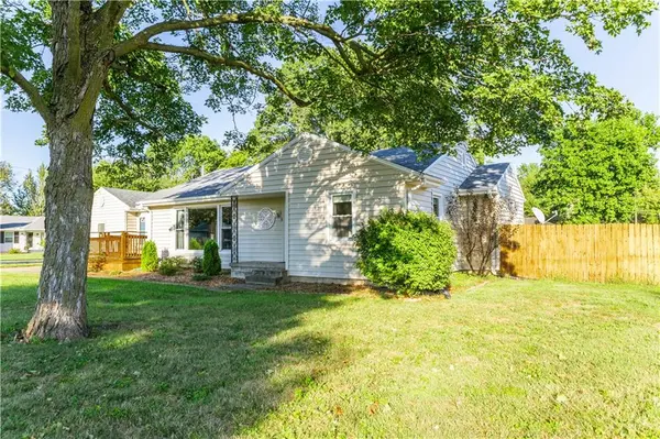 1402 S English AVE, Marshall, MO 65340