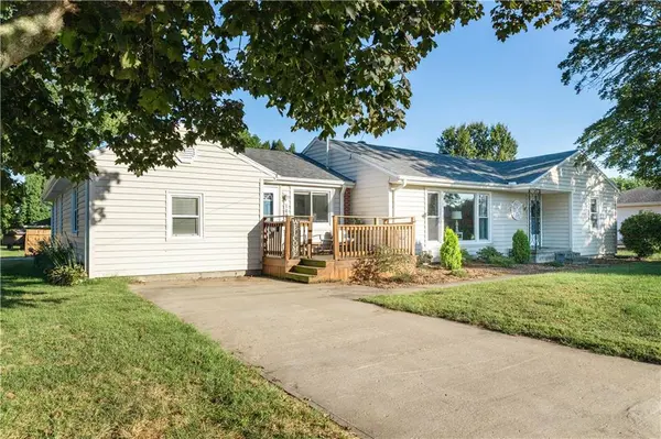 1402 S English AVE, Marshall, MO 65340