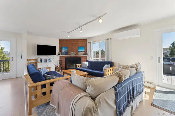 7 Cove LN, Westhampton Dunes, NY 11978