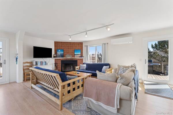7 Cove LN, Westhampton Dunes, NY 11978