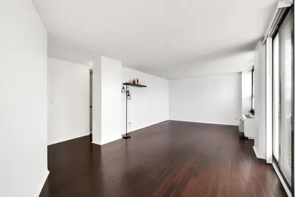 3925 Triumvera DR #12E, Glenview, IL 60025
