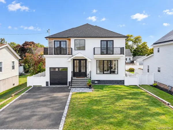759 Pecan ST, Lindenhurst, NY 11757