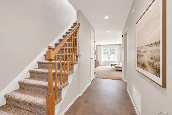 305 Sara CIR, Port Jefferson Station, NY 11776