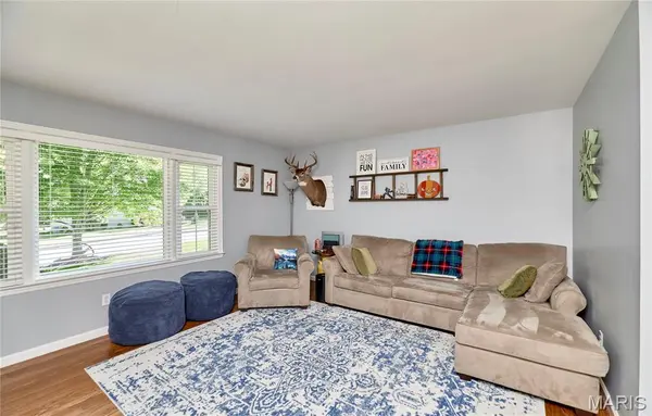 1127 Caulks Hill RD, St Charles, MO 63304