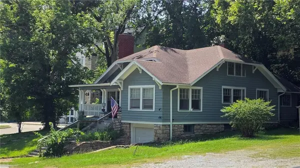 816 East ST, Parkville, MO 64152