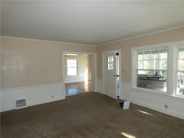 816 East ST, Parkville, MO 64152