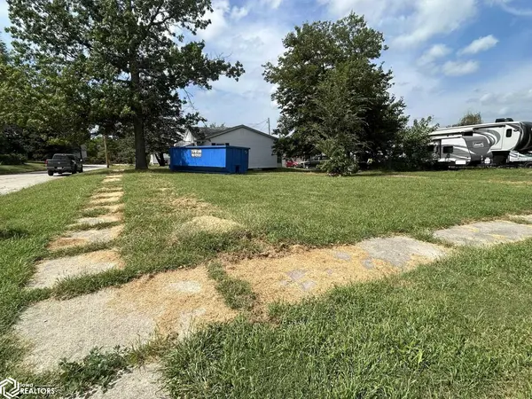 302 NW 7th ST, Leon, IA 50144