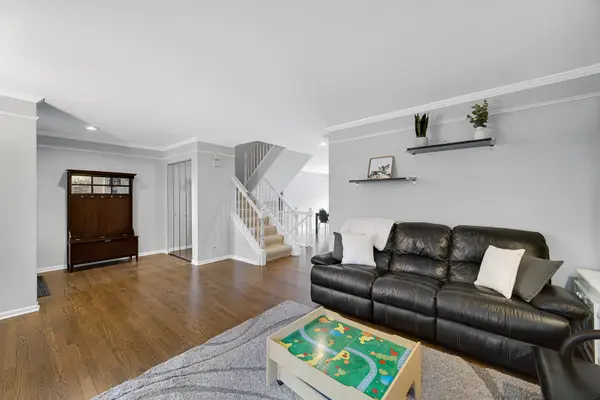 9054 Forestview RD, Evanston, IL 60203