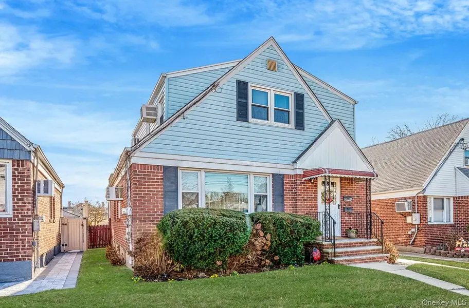 34 Meyer AVE, Valley Stream, NY 11580