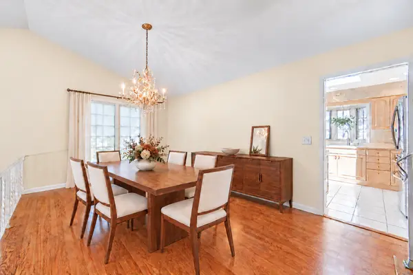 495 E Park Manor CT, Elmhurst, IL 60126