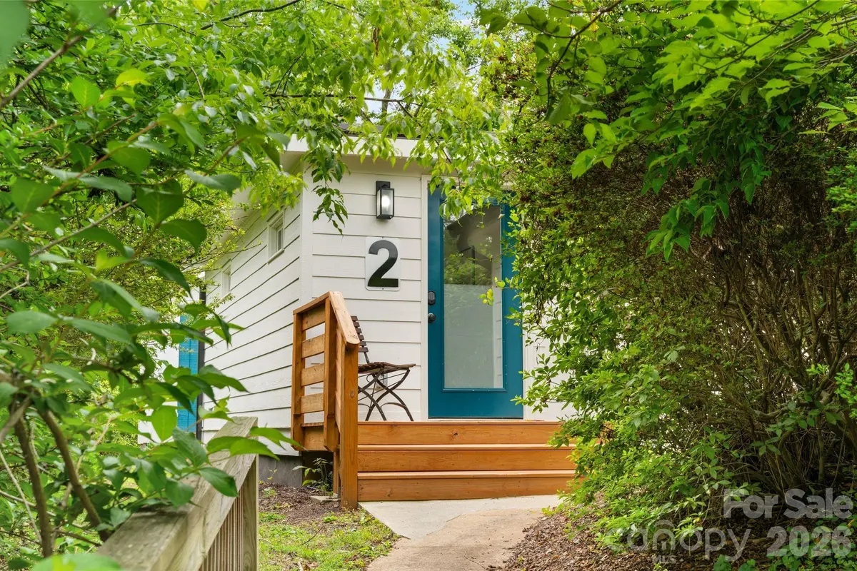 2 Laban LN, Asheville, NC 28805