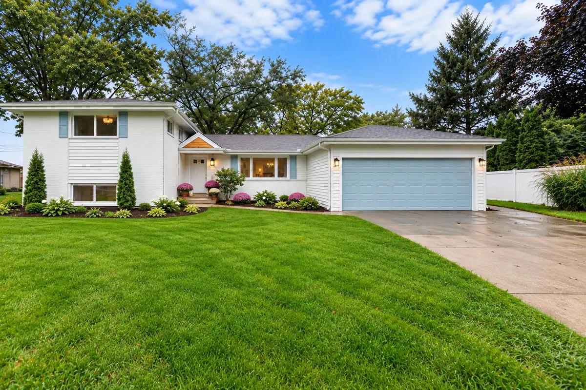 1340 Huber LN, Glenview, IL 60026