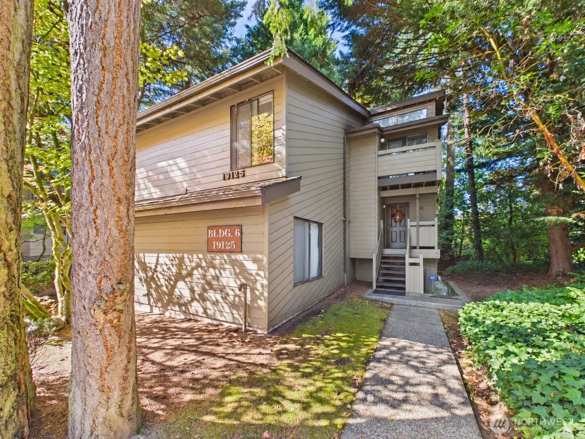 19125 Ballinger WAY NE #202, Shoreline, WA 98155