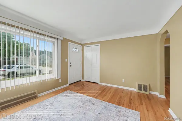 25074 Waldorf ST, Roseville, MI 48066