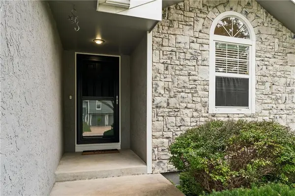 809 NE Aaron DR, Lee's Summit, MO 64086