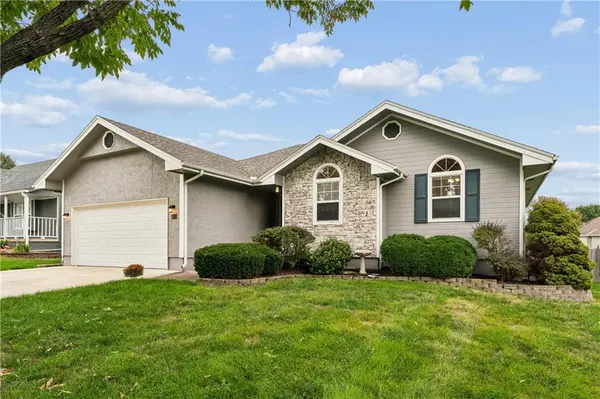 809 NE Aaron DR, Lee's Summit, MO 64086