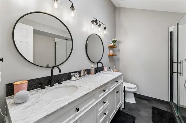 809 NE Aaron DR, Lee's Summit, MO 64086