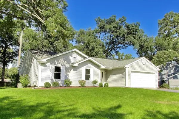 738 Dartmouth DR, Island Lake, IL 60042