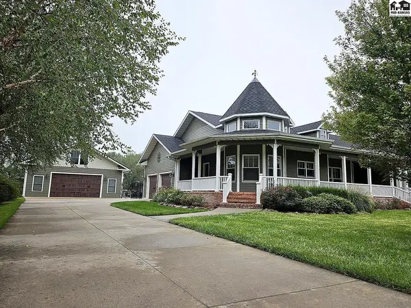121 W. Grove St, Canton, KS 67428