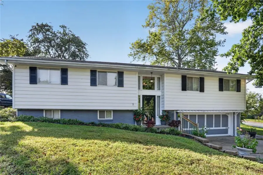 305 NW 60th TER, Kansas City, MO 64118