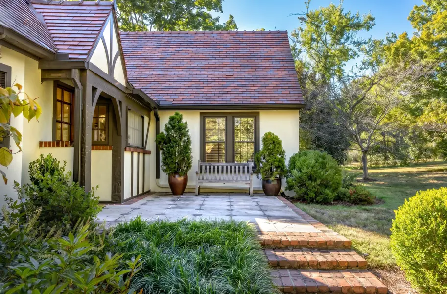 1201 Graybar Ln, Nashville, TN 37215